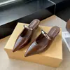 Semi-zapatillas de metal con tacón de cuña y punta cerrada estilo francés para mujer, nuevo estilo 2026, perfectas para combinar con faldas, sandalias de punta con elevador de talón oculto.