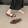 Sandalias Chuyuji de estilo retro francés con punta abierta y tacón bajo para mujer, nuevo diseño versátil de una sola tira para el verano 2026