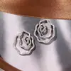 Aretes de botón románticos estilo francés con diseño de rosa calada de Cao Shi, microincrustados con diamantes, aretes elegantes, joyería de lujo discreto de nicho al por mayor