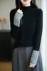 Apoyando la venta al por mayor de suéteres de punto beige cómodos, de corte holgado y estilo relajado, perfectos para usarlos en capas en otoño e invierno, con un diseño retro de cuello medio para mujer
