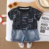Conjunto de Verano para Niños 2026 Nuevo Estampado de Letras para Niños Manga Corta Ropa Fresca de Verano Elegantes Pantalones Cortos de Mezclilla para Bebé Conjunto de Dos Piezas
