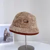 Gorra de Pescador de Felpa con Letra Parche Moda para Mujer Invierno Versátil Casual Gorro de Cubo para Calidez y Protección de Orejas Tendencia