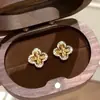 Libro rojo pequeño explosiones trébol de cuatro hojas de la suerte aretes 2024 nuevo lujo moda micro incrustación destello diamante aretes una generación de cabello