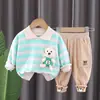 Traje de primavera 2025 Primavera y Otoño Niños Niños Nuevo Estilo Occidental Rayado Oso Tridimensional Manga Larga Conjunto de Dos Piezas