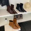 Botas Femininas Estilo Coreano Novas de Couro Macio Emagrecedoras Bico Fino Salto Agulha Cano Curto Salto Alto Botas da Moda Zíper nas Costas Emagrecedoras