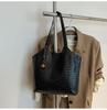 Bolso de hombro de gran capacidad para mujer 2025 invierno nuevo bolso de viaje versátil bolso de axila bolso tote popular de este año marea