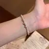 Pulsera de circonita y perlas estilo francés para mujer, lujo ligero con un toque de alta gama, joyería exquisita, nuevo modelo 2026, un accesorio deslumbrante para superponer