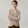 Nueva chaqueta casual de manga larga versátil, suave, de color liso, con botones y bolsillos para mujer, cárdigan de cachemira con cuello de solapa