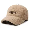 Gorra de Béisbol Cálida de Lana de Cordero Nueva para Otoño e Invierno para Mujer, Estilo Coreano Versátil con Diseño de Letra Bordada, Gorra de Moda para Adelgazar el Rostro