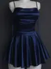 Elegante minivestido strapless fruncido de satén estilo francés con cintura de cordón y falda completa para fiestas