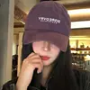 Gorra de Béisbol Bordada con Letras Vintage para Mujer con Ala Ancha, Parte Superior Suave, Sensación de Alta Gama, Gorra Morada, Nuevo Modelo 2026 Gorra de Pico de Pato