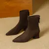 Botas curtas em camurça retrô para afinar as pernas de mulheres, novo estilo outono e inverno, bico fino simples, salto grosso, elegante e versátil, com zíper nas costas