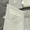 Porta-Cartões Bege de Veludo Personalizado, Convite de Acrílico com Estampagem Dourada, Convite de Casamento em Veludo, Cartão de Convite de Casamento de Luxo