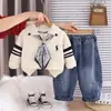 Ropa Infantil Estilos Nuevos de Moda para Primavera y Otoño, Elegante y con Estilo Bufanda de Seda Solapa Manga Larga Conjunto de Tres Piezas para Niños