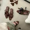 ¡El primer encuentro con pantuflas para pies sudorosos! Nuevas sandalias de verano de punta cuadrada con una sola tira para mujer, estilo retro de Hong Kong para usar al aire libre