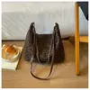 Nova bolsa de axila minimalista com acabamento fosco 2026, uma bolsa de ombro moderna e versátil com estampa de leopardo, estilo coreano e um design único, perfeita para o trabalho e o trajeto