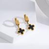 Brincos Curtos de Aço Titânio com Design de Trevo da Sorte de Quatro Folhas para Mulheres, Versáteis e Simples, Brincos de Concha com Borda Dourada de Luxo Leve