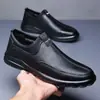 Sapatos de couro Old Beijing para meia-idade e idosos, slip-on de bico redondo com ajuste folgado, sapatos de couro respiráveis, folgados e leves para homens, sapatos de pai