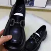Mocasines populares de suela gruesa para mujer, nuevo modelo versátil de otoño 2026 con suela blanda para mujer, zapatos de cuero planos estilo británico para mujer