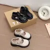Sapatos de couro estilosos para meninas, novo modelo 2026 primavera e outono para crianças maiores, sapatos Mary Jane da moda e versáteis com laço para meninas pequenas