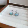 Pendientes de botón de cisne pequeño con circonita cúbica de aguja de plata Moda Simple Temperamento Versátiles para el día a día Accesorios para pendientes de lujo ligero y de alta gama Venta al por mayor