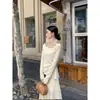 Procesamiento OEM, diseño irregular, camiseta base de punto de manga larga suave y acogedora para mujer, top interior adelgazante para primavera y otoño