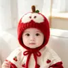 Touca de bebê, touca de pelúcia com proteção para as orelhas, outono e inverno, unissex, para bebês e crianças, com design de broto de árvore e maçã, quente e à prova de vento, adequada para o Ano Novo