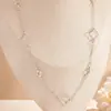 Collar de Cadena de Hierba de la Suerte con Diseño de Flor de Cuatro Hojas Hueca Larga Simple para Mujer, Suministro Transfronterizo Europeo y Americano, Joyería de Cuello de Moda Elegante