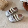Zapatos de piel para niña, nuevo modelo primavera-verano, malla perla velcro punta redonda cómodos zapatos de vestir, color sólido blanco plateado elegantes zapatos de princesa