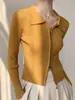 Jaqueta de tricô com gola polo e zíper em fio core-spun, suéter moderno de manga longa, caimento slim, top curto