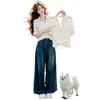 Un Conjunto Muy Elegante: un Conjunto Completo de una Camisa de Manga Corta Moderna y Sencilla Combinada con Jeans de Corte Ajustado, un Conjunto de Dos Piezas de Moda