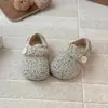 Sapatos Peludos Estilo Coreano para Meninas com Estampa de Leopardo Novo Inverno 2025 Sapatos Quentinhos de Veludo para Bebês Sapatos Externos de Algodão para Crianças