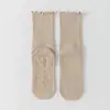Calcetines de yoga bordado personalizado en lotes pequeños con logo, suela antideslizante profesional con puntos adhesivos, calcetines deportivos casuales de media pantorrilla personalizados