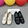 Populares zapatos de mujer de cuero suave, nuevo estilo otoño 2026, zapatos planos casuales elegantes antideslizantes para madres de mediana edad