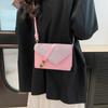 Bolsa Transversal Versátil de Alto Valor Estético para Mulheres 2026 Nova Moda Design de Aba Geométrica Fecho com Fivela Bolsa Quadrada Pequena