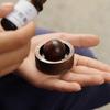 Difusor de Nogal Negro Creativo Portátil Difusor de Aceite Esencial Vaso Adorno Bola de Aromaterapia para Coche Madera Piedra