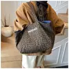 Bolso de Mano Versátil con Estampado de Leopardo Moda Coreana Personalizada Bolso de Hombro Portátil Casual para Estudiante Universitario Bolso de Mezclilla de Gran Capacidad