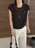 Top de punto de moda de verano 2026 para mujer, corte ajustado, con espalda hueca, diseño de botón de concha y cuello redondo, mangas cortas con volantes