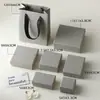 Caixa de joias de luxo leve, com alça de pérola texturizada e design canelado, textura de caixa rígida, adequada para brincos, pulseiras e embalagem de presente; disponível em stock