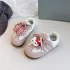 Sapatos Casuais Fofos para Meninas 2026 Outono/Inverno Estilo Coreano Respiráveis com Painel de Malha Infantil Ultra-Leves para Bebê Menina Sapatos de Treino Alemães