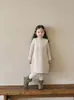 Conjunto de Vestido de Lã Outono Profundo para Meninas 2026 com Patchwork de Renda Doce e Conjunto de Camada Base com Borda Franzida para Bebês e Crianças Pequenas