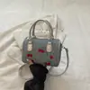 Bolso de Mano Casual de Mezclilla Cilíndrico para Mujer, Bolso Pequeño Fresco de Hombro Cruzado Bordado de Moda Verano 2026
