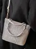 Bolso Cubo Retro de Moda Estilo Francés para Mujer 2025 Otoño Textura Simple Bolso de Hombro Bolso Cruzado de Moda para Mujer