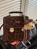 Novo modelo de outono de 2026, mochila estilosa de alta costura estilo universitário única, bolsa de ombro de moda nicho para o dia a dia