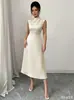 Novo vestido de verão em cetim para mulheres, moda transfronteiriça europeia e americana, vestido de cetim plissado de comprimento médio em linha A com um design único
