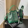 Bolso tipo cubo de retazos de colores de moda Otoño 2025 con estampado para mujer, Bolso tipo cubo cruzado con cordón, letras y correa ancha para el hombro, Bolso de exportación