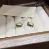 Brincos de Cruz Exquisitos e Simples em Zircônia Preta Francesa para Mulheres Nicho Luxo Acessível Estiloso Versátil Nova Tendência de Brincos