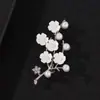 Broche de flor de ciruelo de concha para mujer, broche de perlas de temperamento, pin de ropa versátil, accesorios para abrigo y traje, venta al por mayor