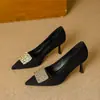 Zapatos de tacón de aguja para mujer, nuevos zapatos de punta estilo francés para primavera y otoño con un toque de alta gama, que presentan una hebilla cuadrada metálica y un diseño de slip-on poco profundo