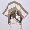 Poncho de Chal con Flecos Laterales de Correa Cruzada para Combinar con Todo Nuevo Europeo y Americano Sencillo Largo Jacquard Cálido Poncho Amazon